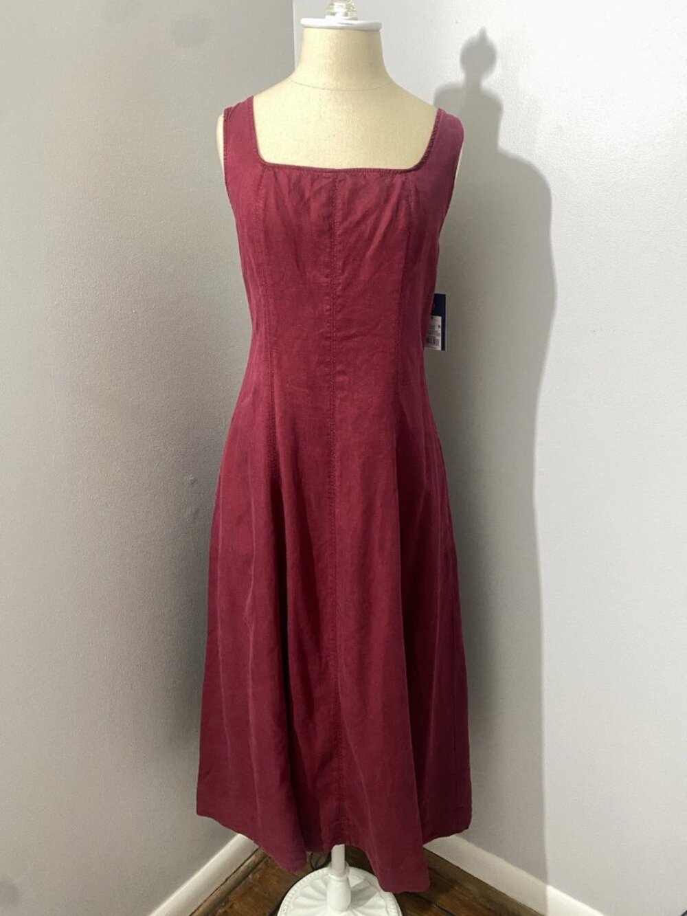 Ladies' medium-sized wine red simple dress